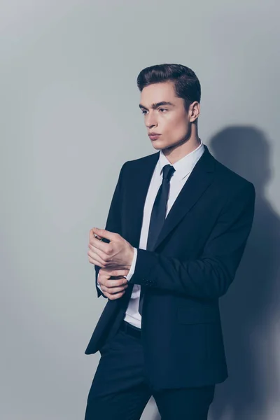 Ung attraktiv affärsman står på den rena ljus backg — Stockfoto