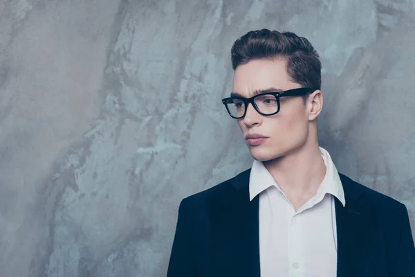 Närbild porträtt av attraktiv ung kille i vit skjorta och jac — Stockfoto