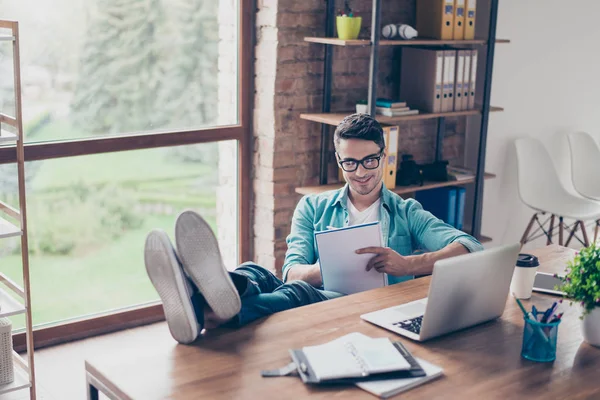 Portret van lachende freelancer thuis zit van compu — Stockfoto