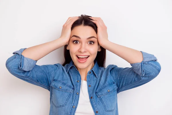 Retrato de menina feliz muito animado segurando a cabeça no amazemen — Fotografia de Stock