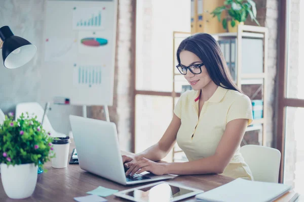 Retrato de hermosa joven mujer de negocios sonriente con gafas s —  Fotos de Stock