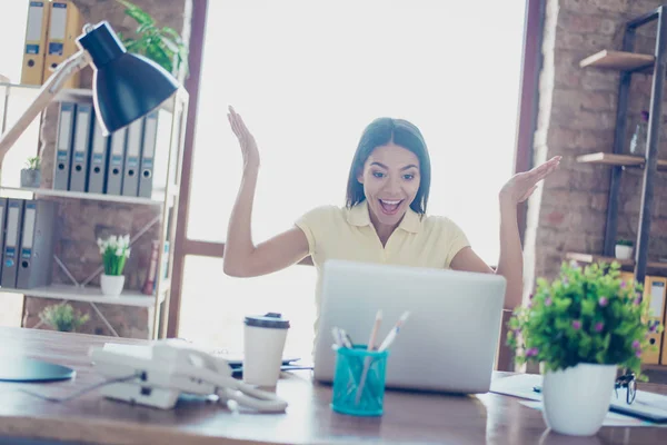 Ik deed het! Overwinning! Portret van succesvol lachende jonge bedrijf — Stockfoto