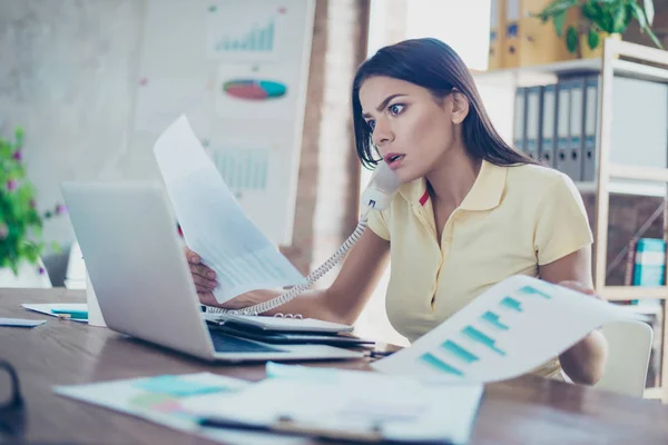 Jeune femme d'affaires latino choquée est vêtements décontractés au travail dans — Photo