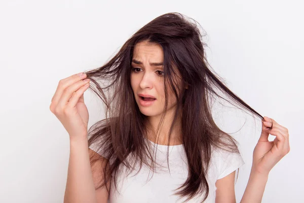 Primer plano retrato de frustrado joven morena mujer con desordenado — Foto de Stock