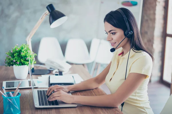 Succès heureux jeune femme d'affaires hispanique parle à la cust — Photo