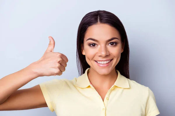 Framgångsrika leende latino flicka visar som tecken på ljus blu — Stockfoto