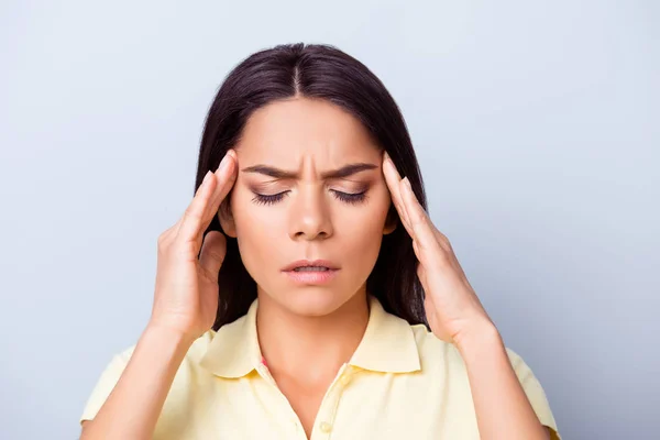 Retrato de cerca de una joven mujer bastante hispana con dolor de cabeza — Foto de Stock