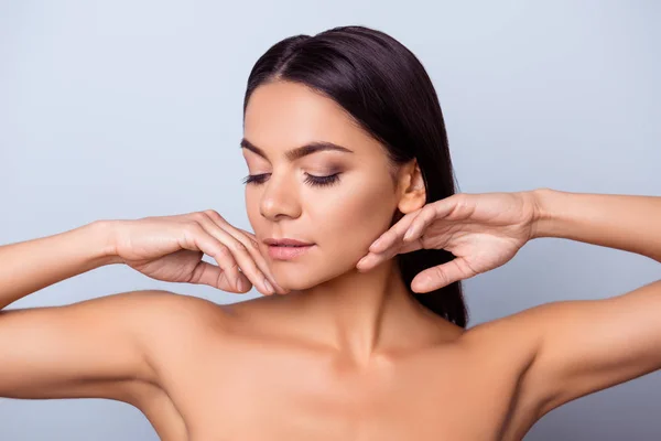 Beauty concept. Vrij hispanic jongedame raakt zachtjes hij — Stockfoto