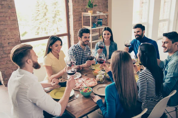 Multietniskt väns insamling. Glada olika ungdom är att ha — Stockfoto