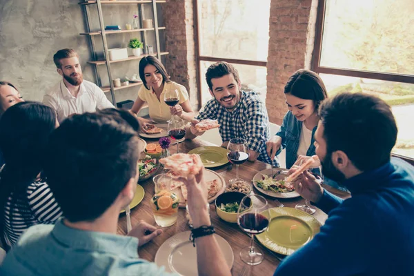 Amigos para siempre! Grupo multiétnico de jóvenes alegres son — Foto de Stock