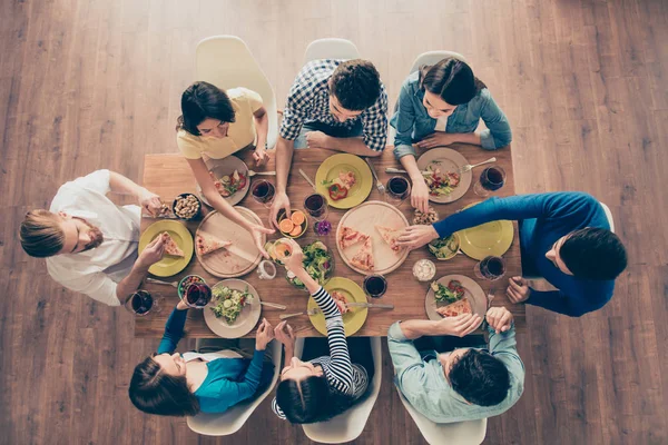 Bovenaanzicht van groep acht gelukkige vrienden met lekker eten en dr — Stockfoto