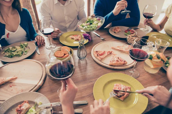 Close up de mesa de madeira bem servida com pratos saborosos e gla — Fotografia de Stock