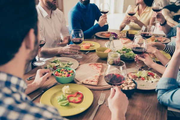 Närbild av vänner som grillas på festen. Ungdomar firar — Stockfoto