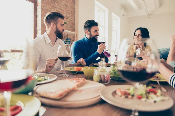 Cklose de mesa con platos en la fiesta. La juventud está teniendo dri — Foto de Stock