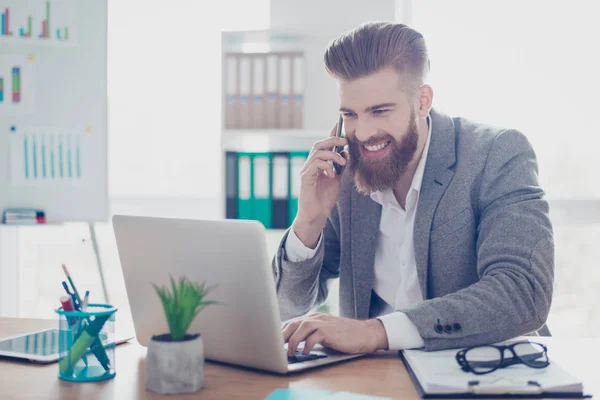 Alegre hombre de negocios está sonriendo hablando con el socio de negocios sobre — Foto de Stock