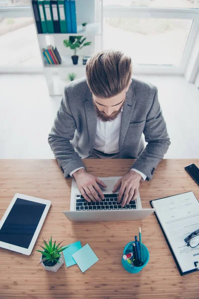 Vista dall'alto del posto di lavoro. Giovane uomo d'affari sta digitando sul suo computer portatile — Foto Stock