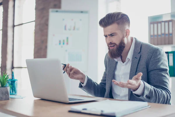 Junge schockierte Geschäftsfrau nahm seine Brille ab und betrachtete — Stockfoto