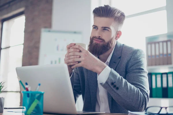 Giovane sognatore lavoratore sta pensando di fronte al computer portatile al lavoro pla — Foto Stock