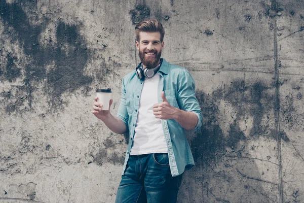 Молодой веселый и стильный красивый рыжий бородатый мужчина наслаждается — стоковое фото