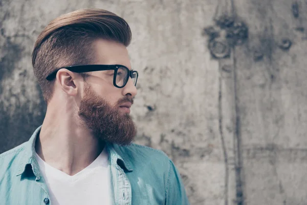 Perfil retrato de elegante quente barbudo nerd em roupa casual o — Fotografia de Stock
