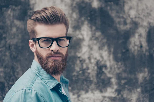 Joven empresario barbudo rojo con estilo exitoso en gafas — Foto de Stock