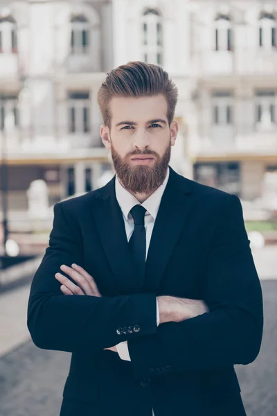 Bem sucedido jovem barbudo vermelho em terno elegante. Tão elegante e — Fotografia de Stock