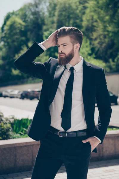 成功した若い熱いひげを生やした男上品なスーツ。マサキリョウ — ストック写真