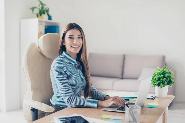 Portrait of cute smiling young business lady, sitting at her off — Stock Photo, Image