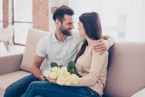 Felizes juntos. Homem está abraçando sua namorada com rosas em ha — Fotografia de Stock