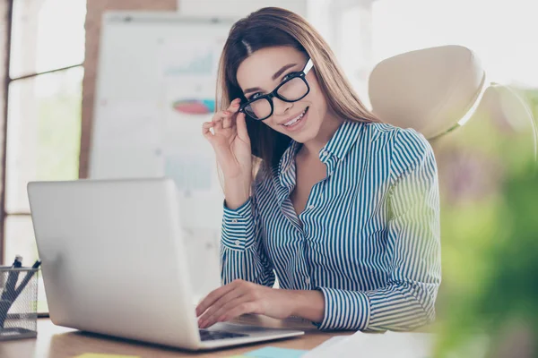Portrait of beautiful smiling young business lady broker sitting — Stock Photo, Image