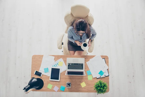 Recarga de una abogada tomando un café en su lugar de trabajo —  Fotos de Stock