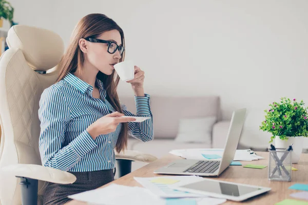 Economista rilassato di successo sta riposando sul suo posto di lavoro e dr — Foto Stock