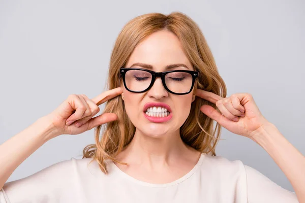 Zły dość młoda kobieta w okulary, obejmujące jej uszy z Internetu — Zdjęcie stockowe