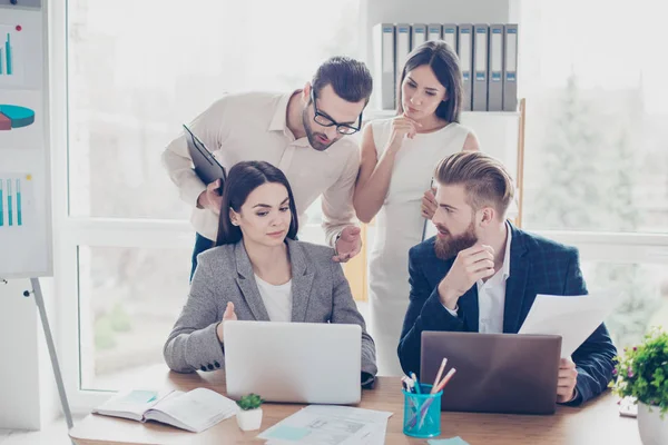 Collega's zijn geconcentreerd op serieus onderwerp, disscussing de dus — Stockfoto