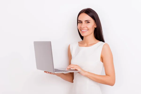 Giovane sorridente attraente ragazza bruna è in possesso di laptop e typ — Foto Stock