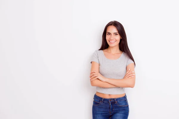 Joven chica linda alegre en ropa casual en backgro blanco puro — Foto de Stock