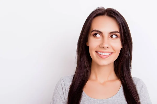 Primer plano retrato de la joven dama encantadora que mira hacia otro lado y ia d — Foto de Stock