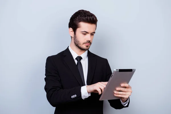 Молодой серьезный умный парень в формальной одежде с цифровым планшетом — стоковое фото