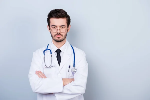 Retrato de médico concentrado en bata blanca de pie wi —  Fotos de Stock