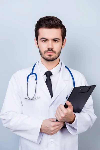 Foto vertical de médico barbudo confiante sério com stethosc — Fotografia de Stock