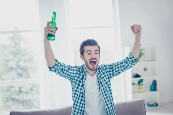 Increíblemente feliz joven celebrando el gol de su foo favorito — Foto de Stock