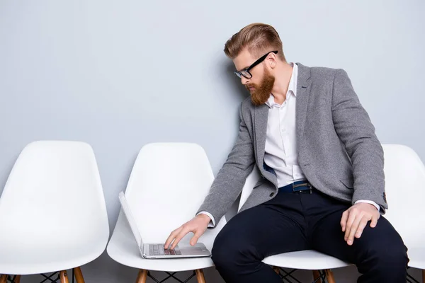 Serious confiado barbudo banquero hombre de negocios en el tipo de desgaste formal — Foto de Stock