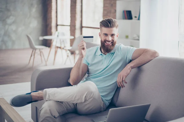 Concepto de compras online. Retrato de un joven guapo sentado — Foto de Stock