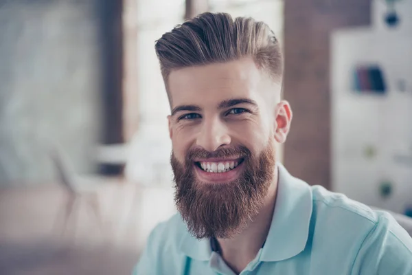 Close up retrato de homem bonito elegante com sorriso radiante. Ele... — Fotografia de Stock