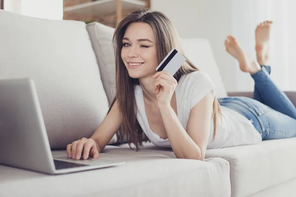 Šťastná mladá žena ukazuje kreditní kartu a dělají on-line, internet — Stock fotografie