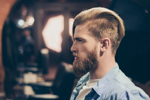 Conceito de barbearia publicitária. Perfil retrato lateral de confide — Fotografia de Stock