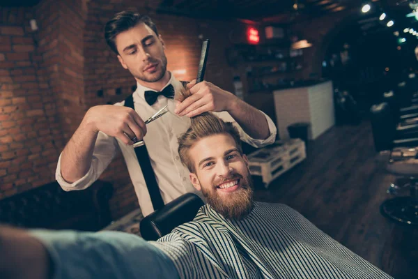 Alegre guapo elegante rojo barbudo chico con radiante sonrisa es — Foto de Stock