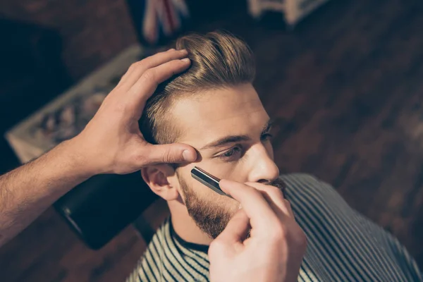 Close up do trabalho de um cabeleireiro para um atraente jovem loiro m — Fotografia de Stock