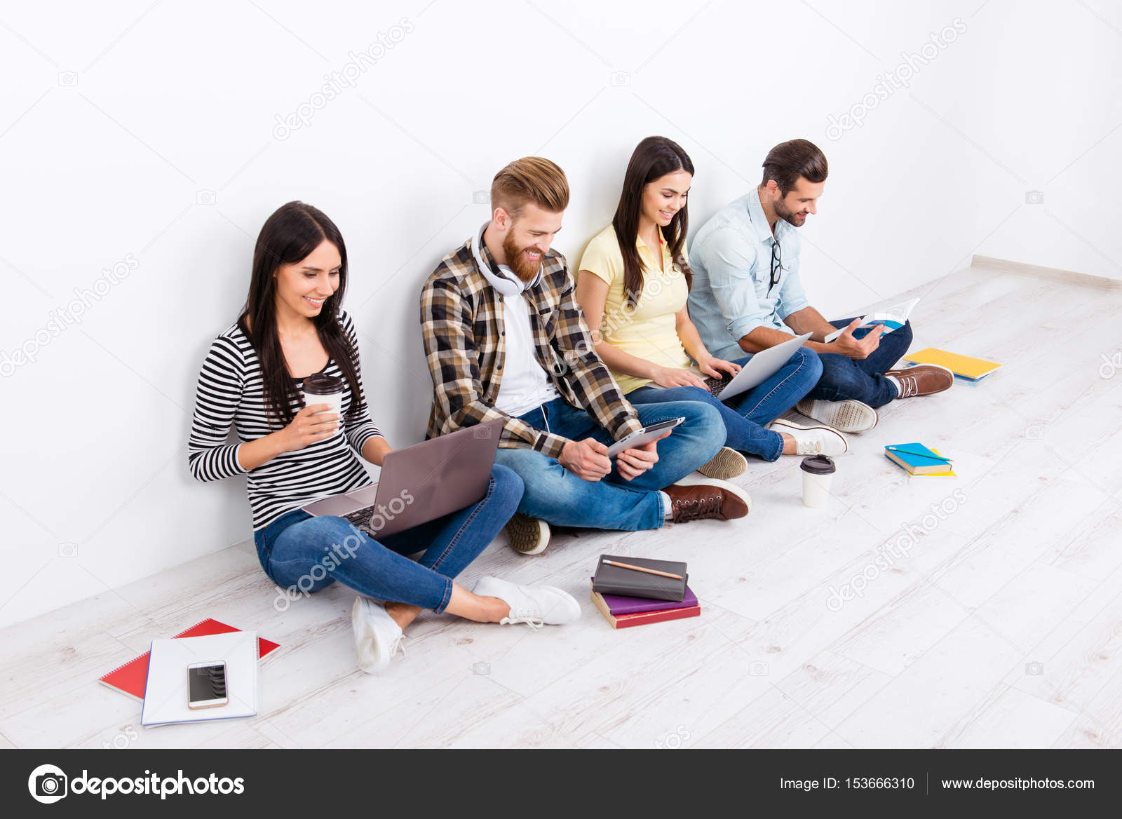 фотосессия мама читает дочке. мама и дочь сидят на траве. рассматривает и держит. пара на лавочке в парке. мама дочка вместе сидят.