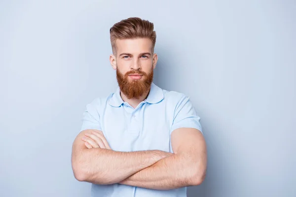 Publicidade na barbearia. Close up retrato de urso vermelho quente grave — Fotografia de Stock